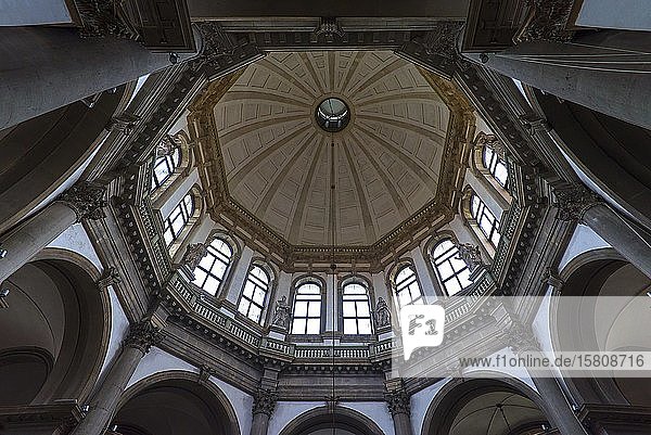 Innere Kuppel der Barockkirche Santa Maria della Salute  17. Jahrhundert  Stadtteil Dorsoduro  Venedig  Venetien  Italien  Europa