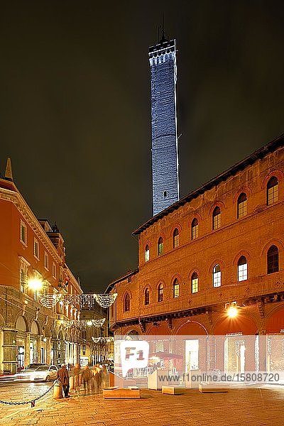 Asinelli-Turm  beleuchtet in der Abenddämmerung  Bologna  Emilia-Romagna  Italien  Europa