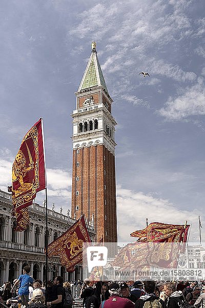 Venezianische Flaggen vor dem Campanile auf dem Markusplatz  Venedig  Venetien  Italien  Europa