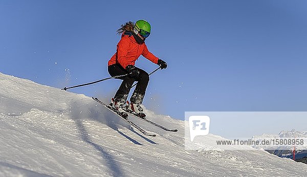 Skifahrer springt über Buckel  Steilabfahrt  schwarze Piste  blauer Himmel  SkiWelt Wilder Kaiser  Brixen im Thale  Tirol  Österreich  Europa