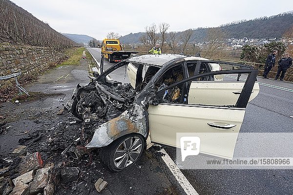 Verkehrsunfall auf der Bundesstraße 49 mit ausgebranntem Auto Niederfell Rheinland-Pfalz Deutschland Europa