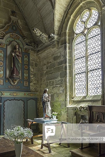 Innenraum  Statue der Jungfrau Maria  Kirche Notre Dame de la Joie  Penmarc'h  Département Finistère  Frankreich  Europa