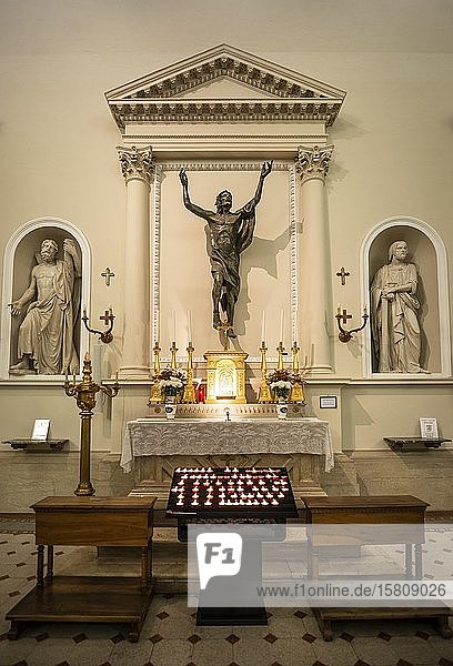 Seitenaltar mit brennenden Opferkerzen Basilika San Marino Innenaufnahme San Marino Stadt San Marino Italien Europa