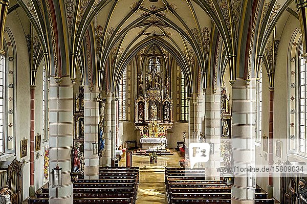 Innenraum  Langhaus und Chor mit Hochaltar des Meisters von Rabenden  spätgotische Pfarrkirche St. Laurentius  Obing  Chiemgau  Oberbayern  Bayern  Deutschland  Europa