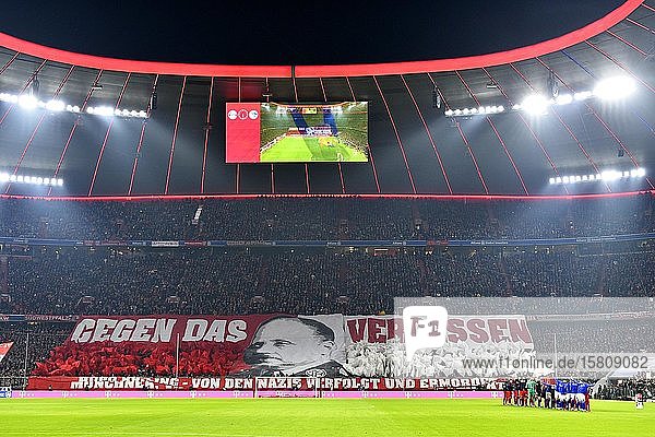 Fanchoreographie gegen das Vergessen zum Gedenken an die Befreiung des Nazi-Konzentrationslagers Auschwitz vor 75 Jahren Allianz Arena München Bayern Deutschland Europa