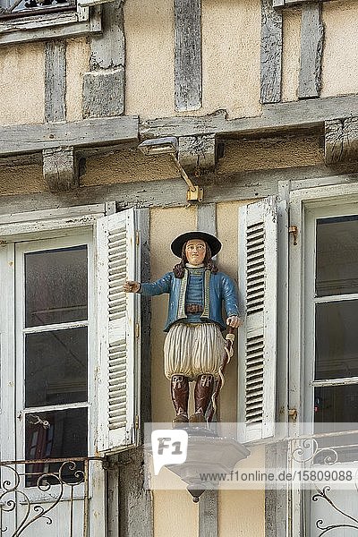 Stadt Quimper  Figur in lokaler Tracht an einer Fassade  Departement Finistere  Bretagne  Frankreich  Europa