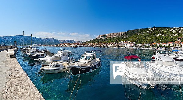 Promenade mit Fischerbooten  Baska  Insel Krk  Bucht des Kvarner Golfs  kroatische Adriaküste  Kroatien  Europa