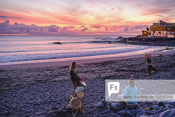 Trommler am Strand von La Playa in der Abenddämmerung  Valle Gran Rey  La Gomera  Kanarische Inseln  Spanien  Europa