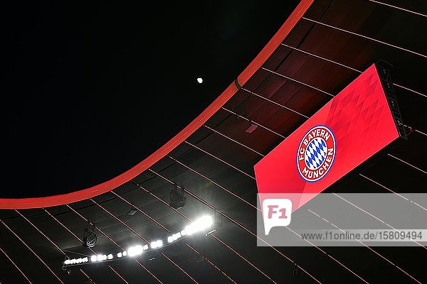 Mond über Allianz Arena  Anzeigetafel  München  Bayern  Deutschland  Europa