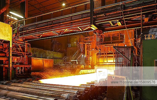 ThyssenKrupp Steel  Stahlerzeugung im Grobblechwalzwerk Duisburg-Hüttenheim  Duisburg  Ruhrgebiet  Nordrhein-Westfalen  Deutschland  Europa