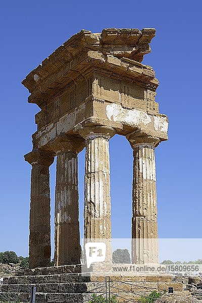 Säulen  Tempelruinen  Tal der Tempel  Agrigento  Sizilien  Italien  Europa
