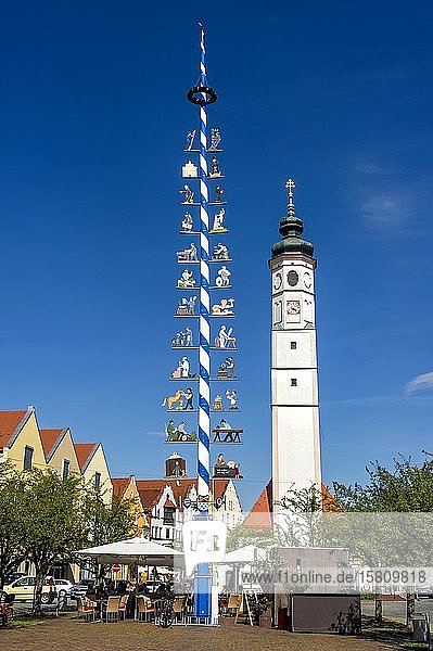 Maibaum und Glockenturm der Marktkirche St. Veit Marienplatz Marktplatz Dorfen Oberbayern Bayern Deutschland Europa