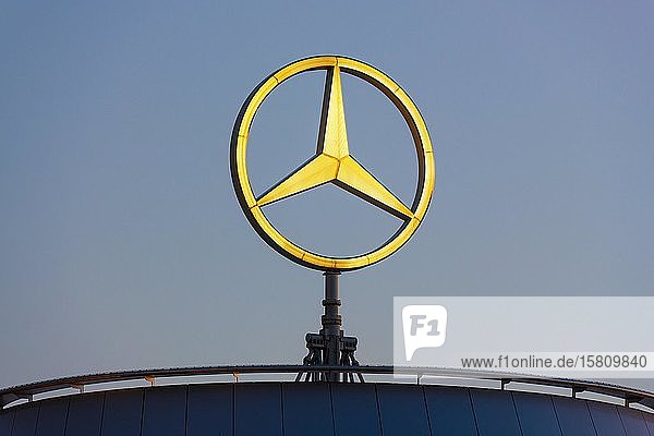 Mercedes star on Mercedes Benz branch in Stuttgart  Baden-Württemberg  Germany  Europe