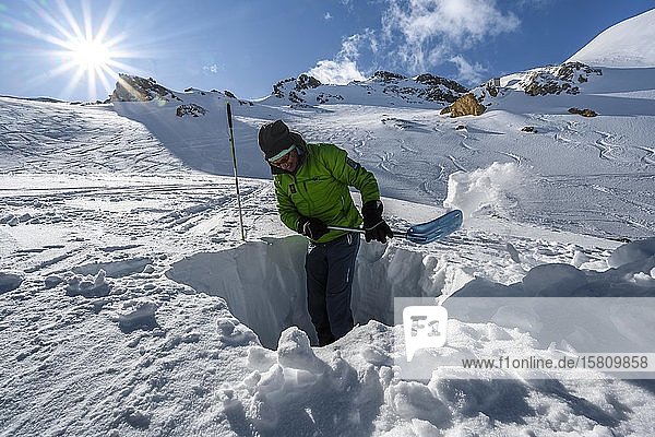 Skitourengeher  Mann schaufelt Schnee  Prüfung Schneeprofil  Wattentaler Lizum  Tuxer Alpen  Tirol  Österreich  Europa