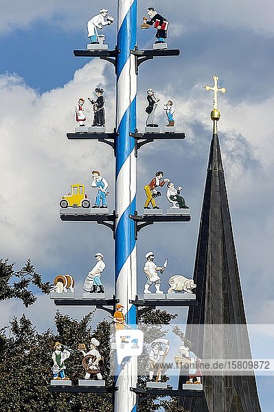 Maibaum mit Zunftzeichen  Spitze des Glockenturms der neugotischen Pfarrkirche Mariä Himmelfahrt  Haag in Oberbayern  Oberbayern  Bayern  Deutschland  Europa