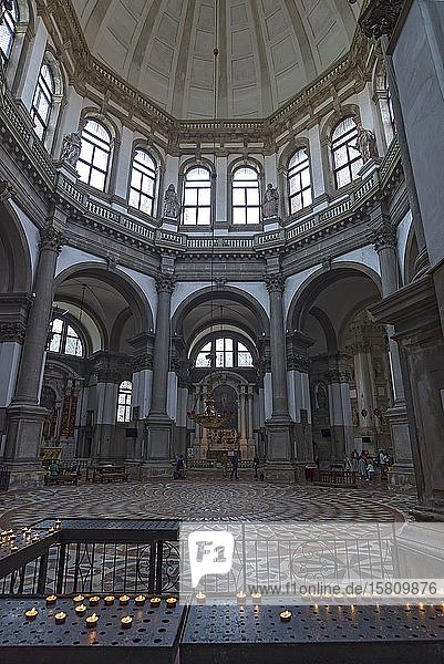 Innenraum der Barockkirche Santa Maria della Salute  17. Jahrhundert  Stadtteil Dorsoduro  Venedig  Venetien  Italien  Europa