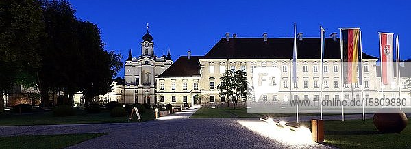 Kloster Raitenhaslach bei Nacht  Burghausen  Oberbayern  Bayern  Deutschland  Europa