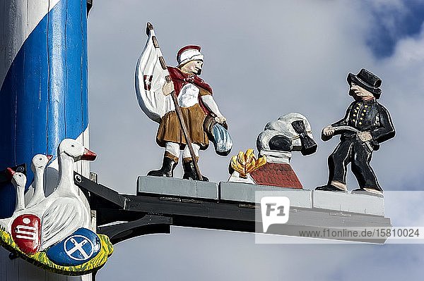 Zunftzeichen am Maibaum symbolhafte Darstellung der Berufe Feuerwehrmann und Kaminkehrer Haag in Oberbayern Oberbayern Bayern Deutschland Europa