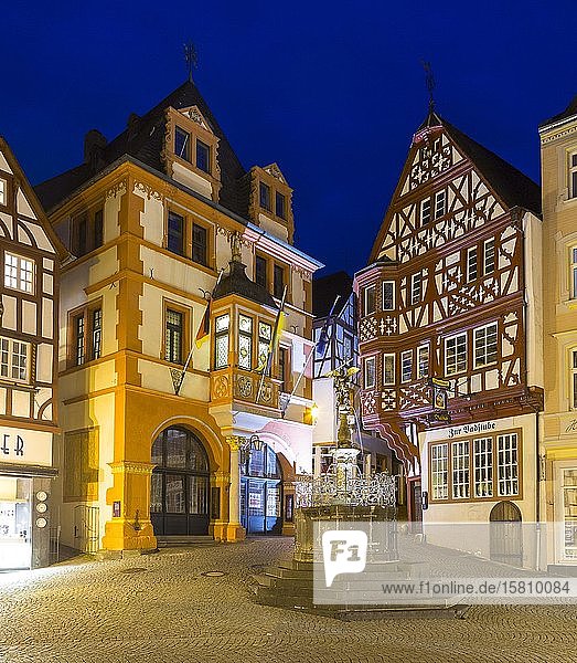 Renaissance town hall and Michaelsbrunnen  medieval market place with gabled half-timbered houses  Bernkastel-Kues  Rhineland-Palatinate  Germany  Europe