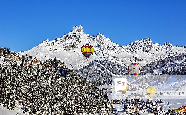 Heißluftballone  Filzmoos im Winter mit Berggipfel Bischofsmütze  Pongau  Bundesland Salzburg  Österreich  Europa