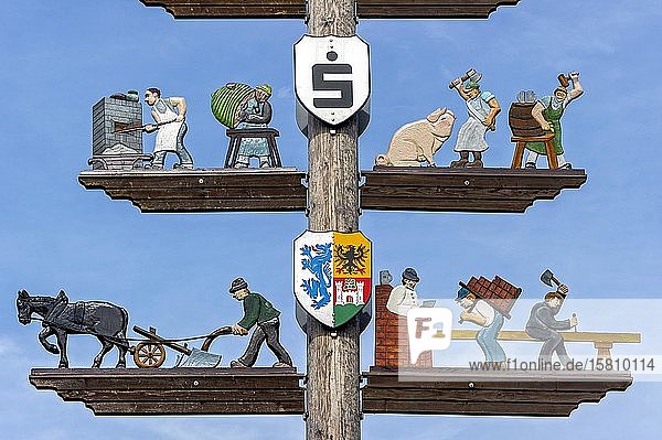 Maibaum mit geschnitzen Zunftzeichen Obing Chiemgau Oberbayern Bayern Deutschland Europa