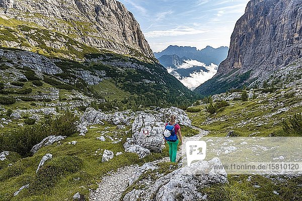 Junger Wanderer auf einem Wanderweg  Sorapiss Kreisverkehr  rechts Corno Del Doge Berg  Dolomiten  Belluno  Italien  Europa