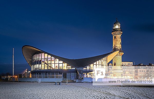 Leuchtturm und Restaurant Teepott in der Abenddämmerung  Warnemünde  Hansestadt Rostock  Mecklenburg-Vorpommern  Deutschland  Europa