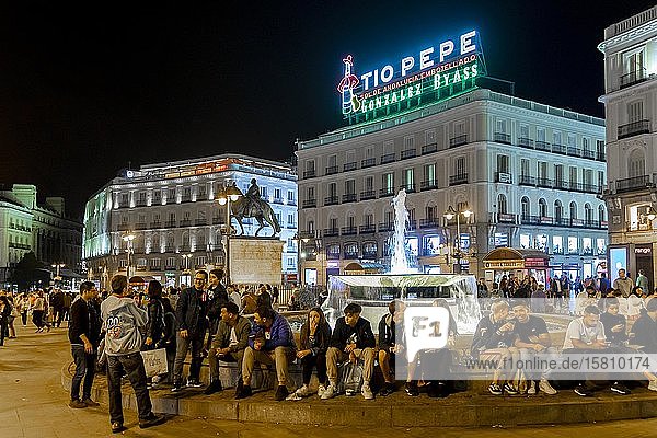 Platz Plaza Puerta del Sol bei Nacht Madrid Spanien Europa