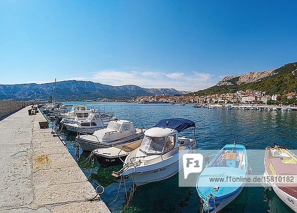 Promenade mit Fischerbooten  Baska  Insel Krk  Bucht des Kvarner Golfs  kroatische Adriaküste  Kroatien  Europa