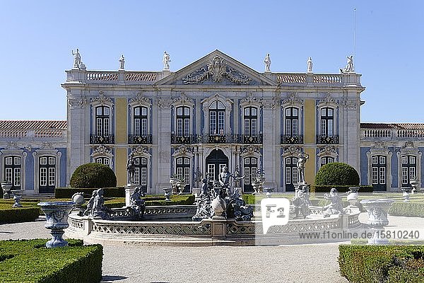 Palacio Nacional de Queluz mit Springbrunnen und Barockgarten  Queluz  Portugal  Europa
