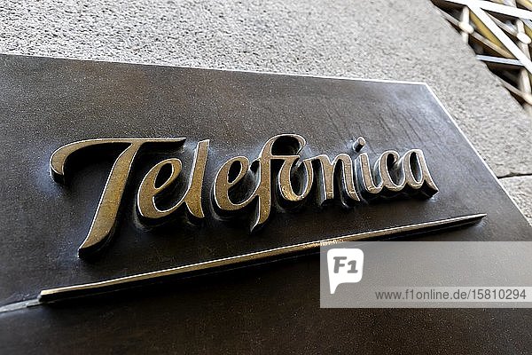Logo Hauptverwaltung Zentrale des spanischen Telekommunikationsunternehmens Telefonica Madrid Spanien Europa