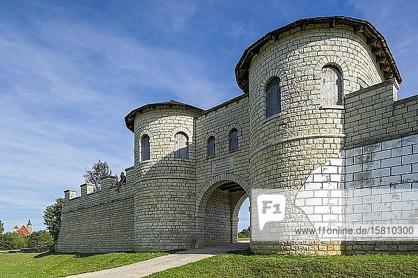 Römerkastell Kastell Biriciana rekonstruiertes Nordtor Porta decumana hinten Stadtkirche St. Andreas Weißenburg in Bayern Mittelfranken Franken Bayern Deutschland Europa