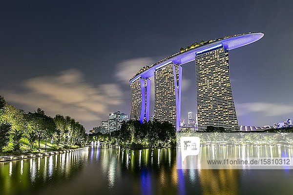 Marina Bay Sands Hotel in der Abenddämmerung  Marina Bay  Stadtzentrum  Singapur  Asien