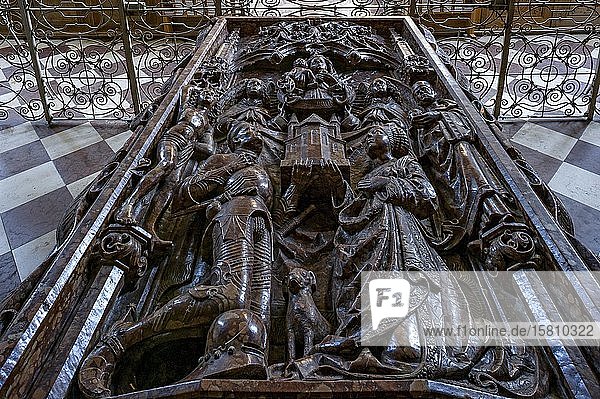 Grabmal für Ulrich von Ebersberg und Richardis von Kärnten ehemalige Klosterkirche St. Sebastian Altstadt Ebersberg Oberbayern Bayern Deutschland Europa