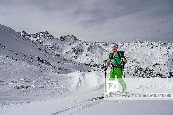 Skitourengeher im Schnee  Wattentaler Lizum  Tuxer Alpen  Tirol  Österreich  Europa