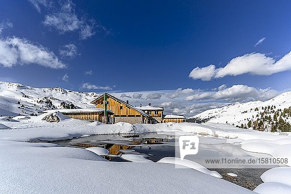 Verschneite Lizumer Hütte mit kleinem Bergsee im Winter  Wattentaler Lizum  Tuxer Alpen  Tirol  Österreich  Europa
