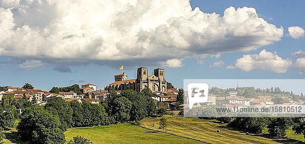 Abtei Saint Robert von La Chaise Dieu und ihr Dorf  Departement Haute Loire  Auvergne-Rhone-Alpes  Frankreich  Europa