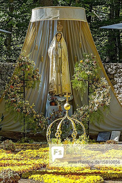Madonnenstatue Blumenteppich mit goldener Marienkrone Mariengrotte im Wald Wallfahrtsort Maria Vesperbild Ziemetshausen Günzburg Schwaben Bayern Deutschland Europa