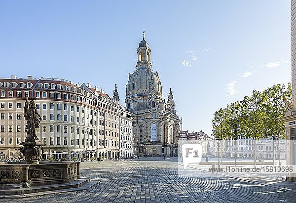 Jüdenhof mit Friedensbrunnen  Quartier I  Frauenkirche  Neumarkt Dresden  Sachsen  Deutschland  Europa