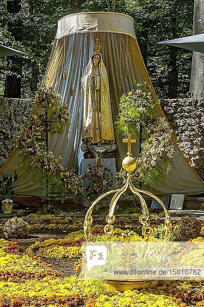 Madonnenstatue  Blumenteppich mit goldener Krone der Jungfrau Maria  Mariengrotte im Wald  Wallfahrtsort Maria Vesperbild  Ziemetshausen  Günzburg  Schwaben  Bayern  Deutschland  Europa