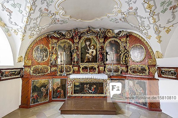 Altar mit Altarwand mit Bildnis der Lucas-Madonna Unterkapelle Maria Schnee in Gruftkapelle Kirchplatz Altstadt Mindelheim Schwaben Bayern Deutschland Europa