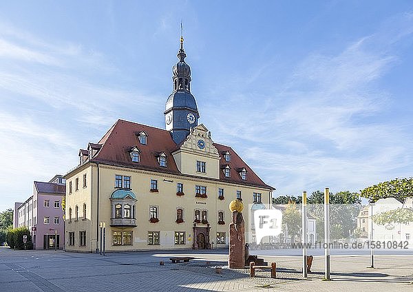 Rathaus mit Springbrunnen auf dem Marktplatz  Borna  Sachsen  Deutschland  Europa
