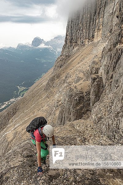 Junge Frau  Wanderer auf einem Klettersteig in den Bergen  Via ferrata Francesco Berti  Sorapiss Circuit  Dolomiten  Belluno  Italien  Europa