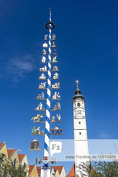Maibaum  Glockenturm der Marktkirche St. Veit  Marienplatz  Marktplatz  Dörfer  Oberbayern  Bayern  Deutschland  Europa