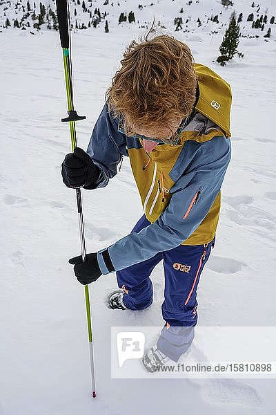 Skitourengeher im Schnee  Übung einer Lawinenverschüttetensuche mit Sonde  Wattentaler Lizum  Tuxer Alpen  Tirol  Österreich  Europa