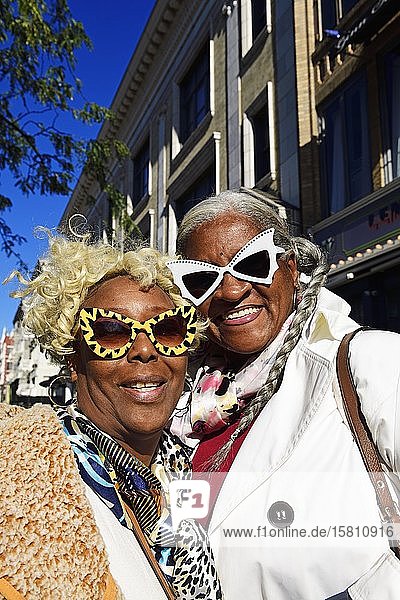 Ältere Frauen mit ausgeflippten Brillen Harlem Manhattan New York City New York State USA Nordamerika