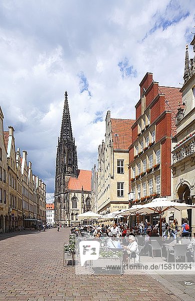 Giebelhäuser am Prinzipalmarkt mit Lambertikirche  Stadt Münster  Nordrhein-Westfalen  Deutschland  Europa