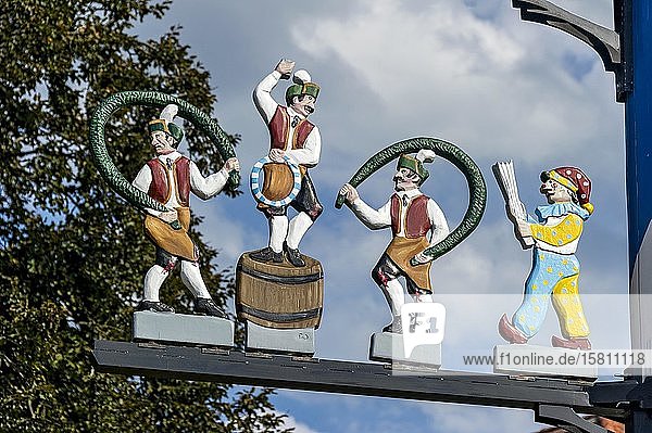 Zunftzeichen am Maibaum  symbolische Darstellung des Berufsstandes Küfer  Küfer und Narr beim Küfertanz  Haag in Oberbayern  Oberbayern  Bayern  Deutschland  Europa