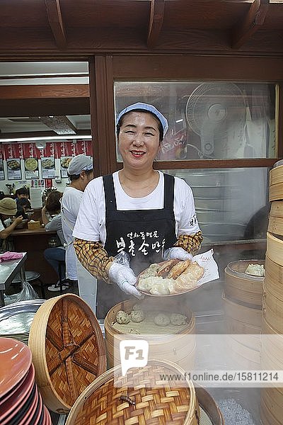 Frau  52  macht Mandu  Bezirk Insadong  Seoul  Südkorea  Asien