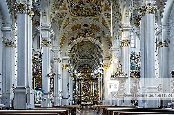 Langhaus und Chor mit Hochaltar ehemalige Klosterkirche St. Sebastian Altstadt Ebersberg Oberbayern Bayern Deutschland Europa
